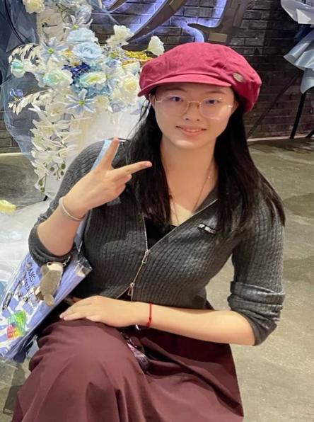 女人戴着帽子 AI 生成的内容可能不正确。
